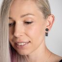 Kolczyki Katie podłużne z modeliny - czarne z brokatowym akcentem