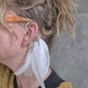 Biała nausznica z piórami Frida w stylu folk i boho - na jedno ucho