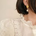Eleganckie kolczyki z różowego złota, muszlami i naturalnymi perłami