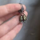 Kolczyki Golden Scarab - skarabeusz z patynowanego mosiądzu i srebrne bigle 925