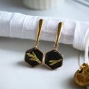 ze złotymi roślinkami: kolczyki z żywicy: GOLDEN FLORA
