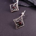 Srebrne kolczyki Caro z naturalnym granatem na sztyftach (wire wrapping)