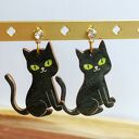Wiszące drewniane kolczyki CZARNY KOT z żywicą