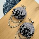 Kolczyki szare szydełkowe z koralikami i łańcuszkami