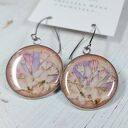 Kolczyki z suszonymi kwiatami zalanymi żywicą