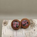 Kolczyki wkrętki Różany Ogród - drewno z motywem kwiatowym