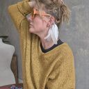 Biała nausznica z piórami Frida w stylu folk i boho - na jedno ucho
