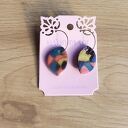 Geometryczne ceramiczne kolczyki na złotych kołach - ręcznie robione i malowane