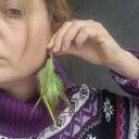 Kolczyki delikatne leciutkie pióra różowo-fioletowe rękodzieło polecam