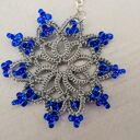 Frywolitkowe kolczyki ze srebrnej, metalizowanej nici z szafirowymi koralikami, kolczyki koronkowe