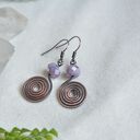 Lawendowe spirale z miedzi - kolczyki ze szklanymi kryształkami