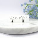 Srebrne kolczyki Lines z turmalinem czarnym