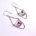 Sourire - Srebrne kolczyki wire wrapping z granatem - eleganckie wiszące kolczyki