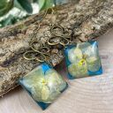 Kolczyki z kwiatami na kolorowym tle k333