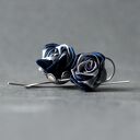Srebrne kolczyki różyczki granatowe - oksydowane srebro 925 i opalizująca tkanina