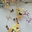 Kolczyki boho z piórami i kwiatami w odcieniach brązu i herbaty