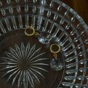 eleganckie złote kolczyki z bezbarwnymi