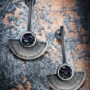 Srebrne kolczyki wkrętki półksiężyce, kolczyki z karborundem, egipskie kolczyki z czarnym oczkiem