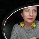 Długie kolczyki boho z wiosennymi kwiatami i lekkimi piórami
