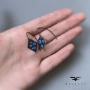 Kolczyki Blue Dots - srebrne bigle typu hak z niebieskimi kropkami