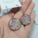 Kolczyki z suszonymi kwiatami zalanymi żywicą