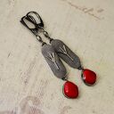 Kolczyki Algiz z czerwonym koralem - srebro oksydowane