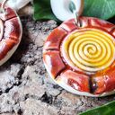 Kolczyki ceramiczne „Solarna Spirala” - wyrazista czerwień i złocisty relief spirali