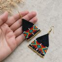 Czarne kolczyki z frędzlami - geometryczna biżuteria boho