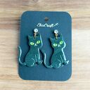 Wiszące drewniane kolczyki CZARNY KOT z żywicą