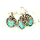 Wiszące kolczyki z howlitem - miedziane serduszka wire wrapping