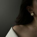 Złote kolczyki z pofalowanymi sześciokątami