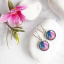 Srebrne kolczyki z motywem graficznym w szkle