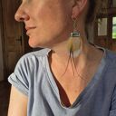 Kolczyki pióra leciutkie boho - beżowe pióra i złote akcenty