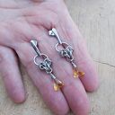 Kolczyki trójkąciki cytrynu ze stali - eleganckie sztyfty chainmaille