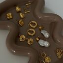 Złote kolczyki rurki