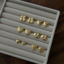 Złote kolczyki serca