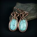 Wiszące kolczyki z turkusowym howlitem i miedzianym wire wrapping
