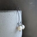 Długie kolczyki White Pearls z naturalnymi perłami na oksydowanym srebrze 925