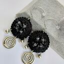 Czarne kolczyki szydełkowe że spiralnymi zawieszkami