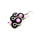 małe czarno-różowe kolczyki sutasz