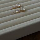 Złote kolczyki z małymi cyrkoniami