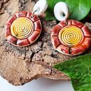 Kolczyki ceramiczne „Solarna Spirala” - wyrazista czerwień i złocisty relief spirali