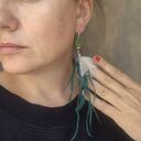 Lekkie kolczyki boho Ruda Klara z piórami i kamieniami