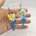 Długie kolczyki kwiatowe handmade - żółte róże, rumianki i niebieskie kwiaty