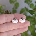 Białe dynie - minimalistyczne kolczyki sztyfty handmade na jesień i Halloween