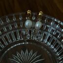 złote kolczyki z perłami i