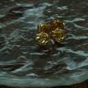 Złote kolczyki różyczki