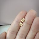 Kolczyki sztyfty małe stokrotki z koralików w jasnym żółtym kolorze (ok. 6 mm)