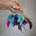 Kolorowe kolczyki z piórami i kwiatami - lekkie rękodzieło boho