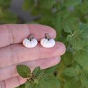 Białe dynie - minimalistyczne kolczyki sztyfty handmade na jesień i Halloween